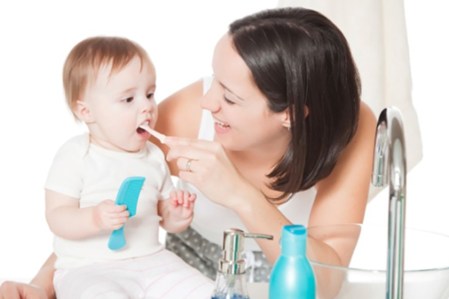 Chăm sóc răng miệng cho bé dưới 1 tuổi